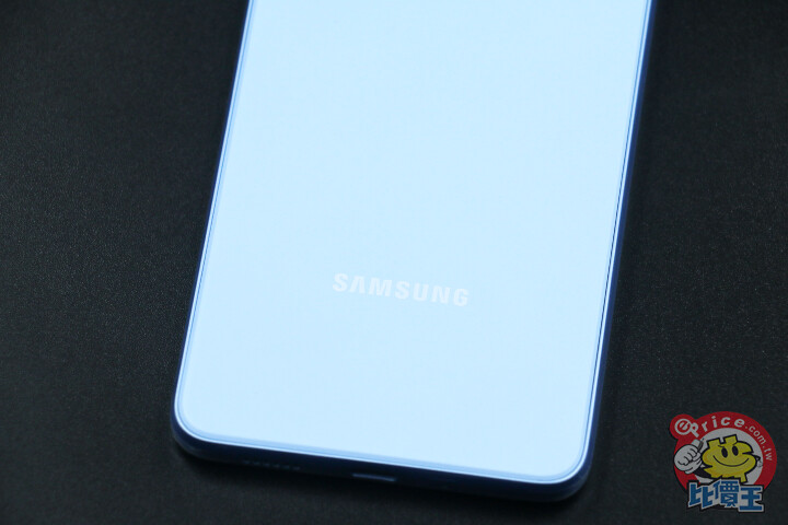 三星 Galaxy A33 5G 開箱動手玩：水藍豆豆加上經典極簡設計，展現年輕、時尚與活力