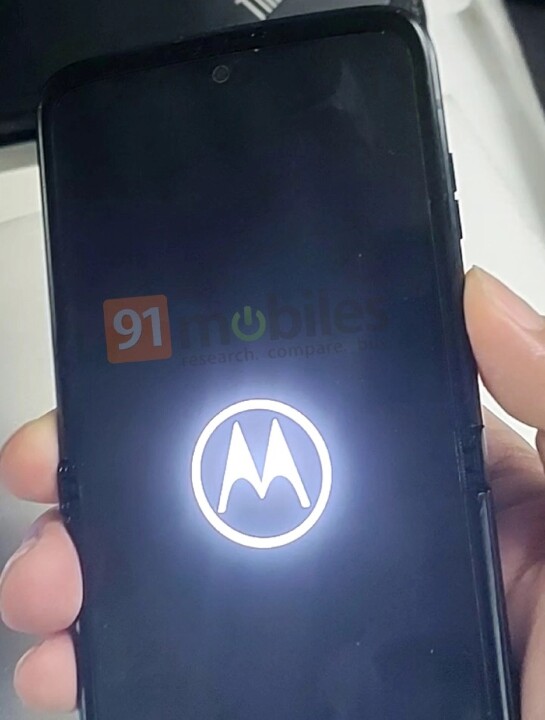 Motorola moto razr 新一代摺疊螢幕手機諜照曝光，經典的下巴沒有了