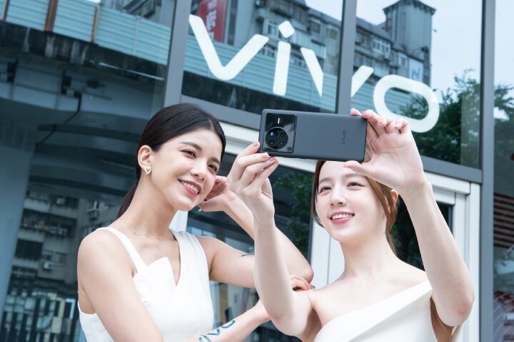 vivo X80 採用6.78吋E5 AMOLED FHD+超感光曲面螢幕，帶來更暢快的影音、遊戲體驗.jpg