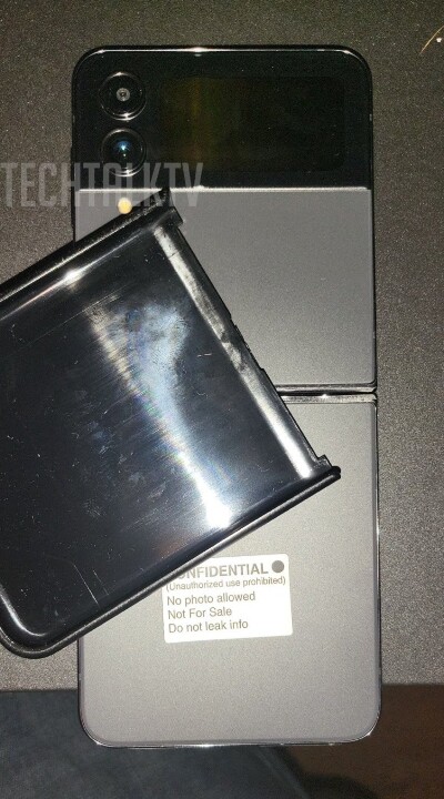 The wild Samsung Galaxy Flip 4 has appeared!Screen creases look very slight
