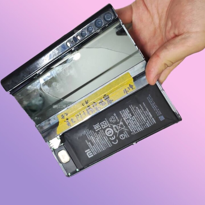 小米一款外摺疊螢幕設計的原型機在網路上曝光
