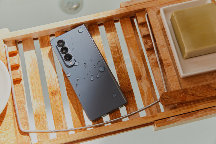 三星 Galaxy Z Fold5 可能會採用類似水滴的摺疊螢幕設計