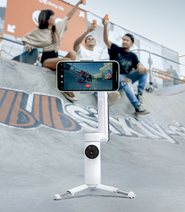 Shoot amazing cinematic Insta360 Flow AI mobile phone stabilizer can do it