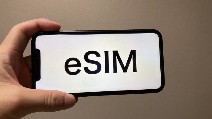 4 月起 eSIM 手機維修可免費換卡，還能每 5 年免費換發一次