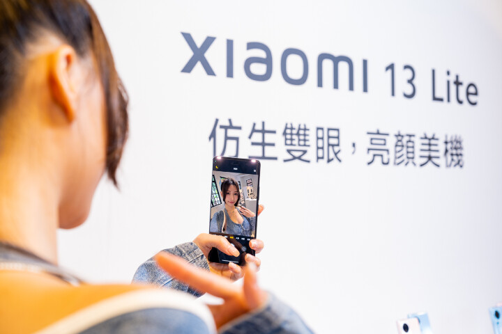 3. Xiaomi 13 Lite更有「亮顏神機」的稱號，以配備雙自拍鏡頭與雙自拍柔光燈，能拍攝出擁有自然景深效果的勻光自拍，即使在燈光昏暗的場景下，也可自然補光，夜拍更動人。.jpg