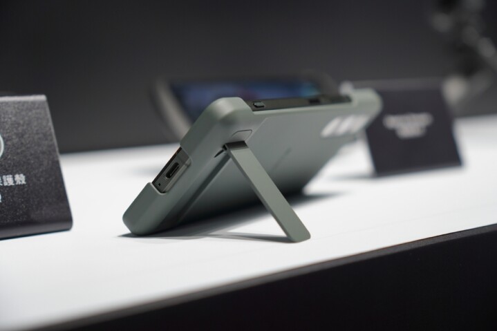 外型小改，握感更好！Xperia 1 V 可立式時尚保護殼 XQZ-CBDQ 動手玩 !