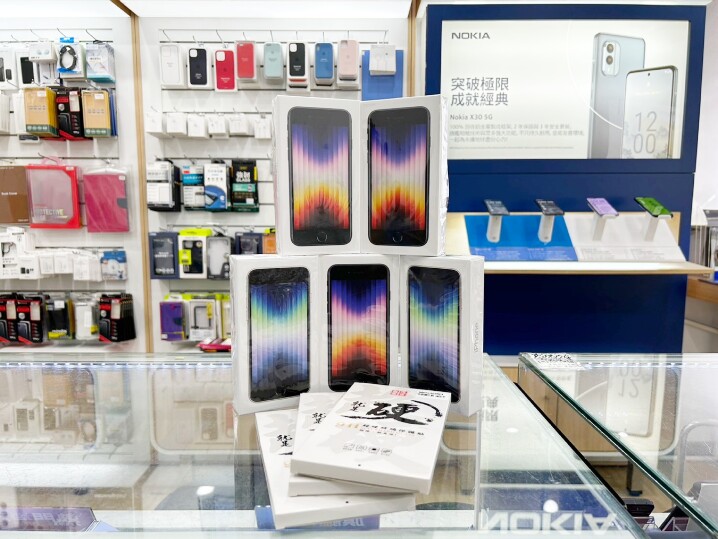 【獨家特賣】蘋果小鋼砲 iPhone SE 3，現貨特價只要 $13,790 起送玻璃保護貼！(9/5~9/11)