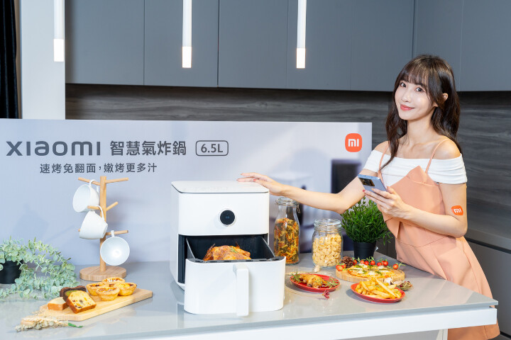 8. Xiaomi 智慧氣炸鍋 6.5L為廣大的用戶們解決一大難題，6.5公升的大容量能輕鬆放入一整隻烤雞，簡簡單單一鍵按下香氣逼人的烤全雞即可出爐，內建12種預設烹飪模式，以及米家APP中提供約100道雲端食譜，輕鬆完成一道道的美食佳餚。.jpg