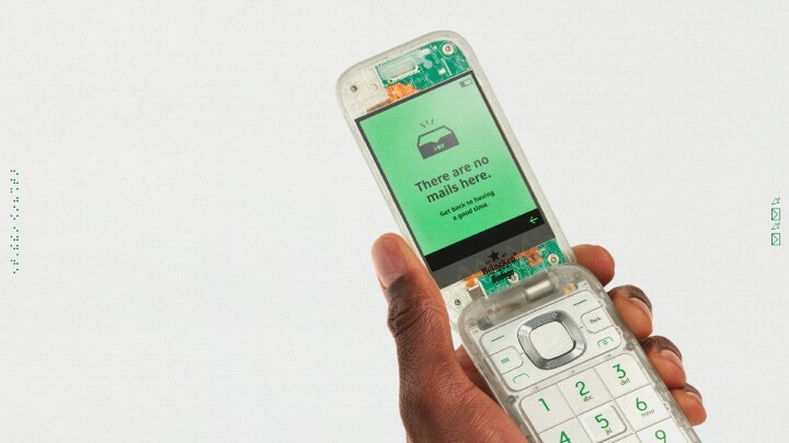 放下手機重新體驗生活 海尼根攜手 HMD 推出復古極簡手機 Boring Phone
