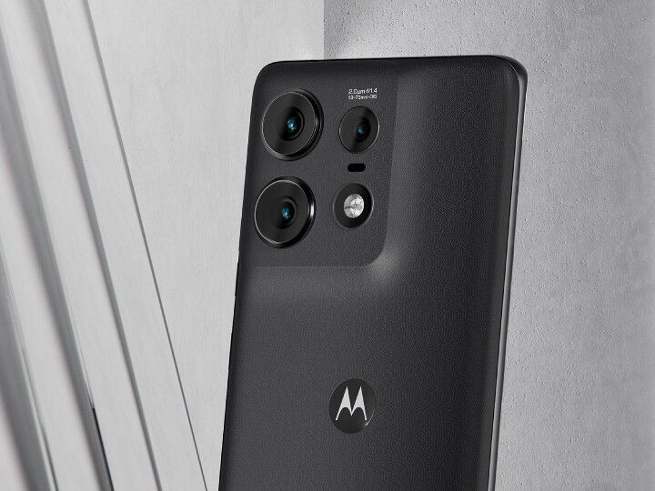 【Motorola新聞照片4】motorola edge 50 Pro共推出蒼鷺藍、極致黑與豆腐白三色 建議售價NT16,990元 6月初正式開賣.jpg