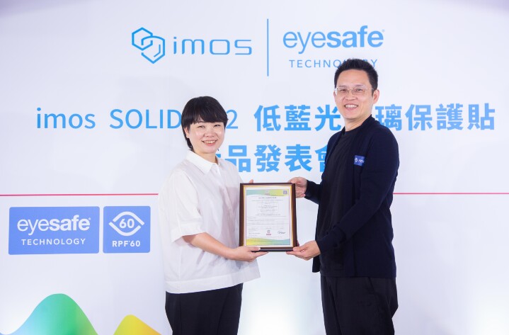 imos SOLID-EX2 低藍光玻璃保護貼為台灣市場首通過全球回收標準(GRS)認證的保護貼產品。imos創辦人-郭信宏(右) 與 Bureau Veritas 台灣總經理-黃姿綿(左)授證合影.jpg