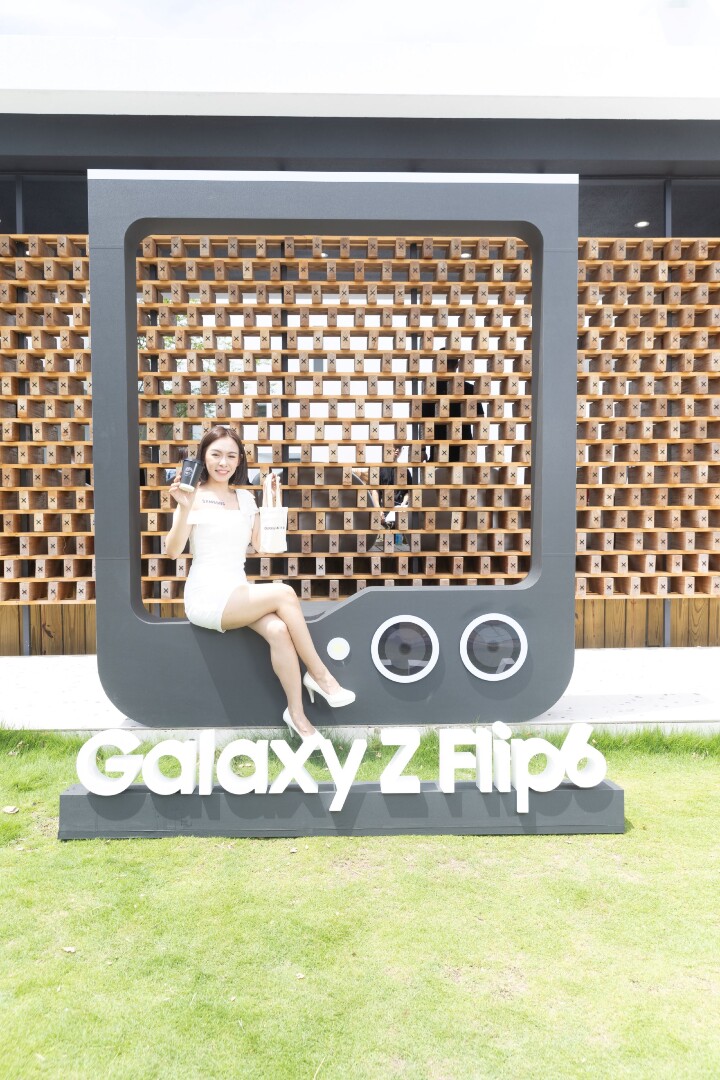 【新聞圖片02】TEN THOUSAND巨型Galaxy Z Flip6打卡裝置，時髦打卡成IG焦點.jpg