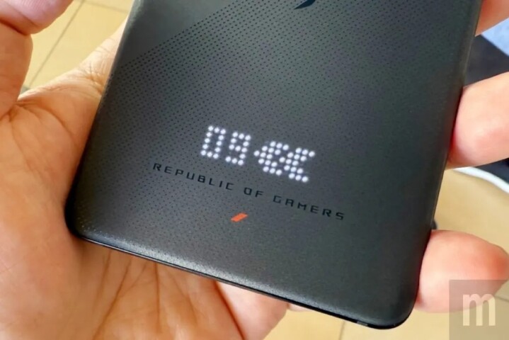 華碩即將推出的 ROG Phone 9 快速動眼看，背蓋搭載 LED 顯示功能、同樣支援 IP68 等級防水防塵