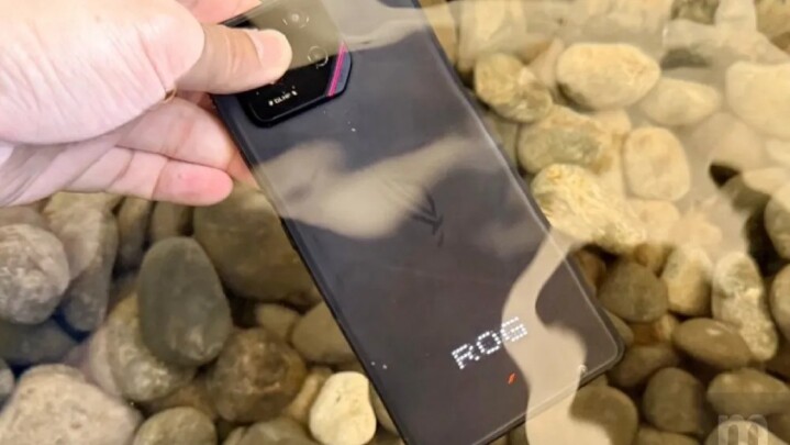 華碩即將推出的 ROG Phone 9 快速動眼看，背蓋搭載 LED 顯示功能、同樣支援 IP68 等級防水防塵