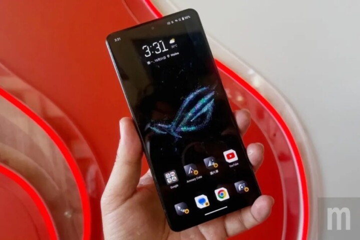 華碩即將推出的 ROG Phone 9 快速動眼看，背蓋搭載 LED 顯示功能、同樣支援 IP68 等級防水防塵