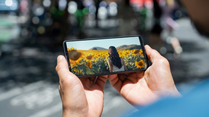 圖六_源自_BRAVIA_顯示技術的精準調校功力_Xperia_1_VII_螢幕亮度提升20__同時新增機身背部光源感應器_能迅速調整螢幕亮度與色彩_搭配_Sunlight_Vision_強光影像增強技術__即使身處戶外陽光直射環境_也能清楚辨識螢幕內容_.jpg 圖六_源自_BRAVIA_顯示技術的精準調校功力_Xperia_1_VII_螢幕亮度提升20__同時新增機身背部光源感應器_能迅速調整螢幕亮度與色彩_搭配_Sunlight_Vision_強光影像增強技術__即使身處戶外陽光直射環境_也能清楚辨識螢幕內容_.jpg