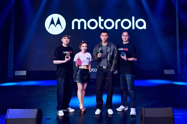 【Motorola新聞照片2】Motorola總經理Jasmine與副總Alvan驚喜登場展現Rap功力 完美詮釋razr系列「摺 才叫帥」極致精神.jpg 【Motorola新聞照片2】Motorola總經理Jasmine與副總Alvan驚喜登場展現Rap功力 完美詮釋razr系列「摺 才叫帥」極致精神.jpg