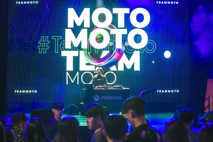 【Motorola新聞照片4】Motorola極致寵粉 搶在頑童演唱會前獻上瘦子專場音樂派對 回饋排隊購機熱情粉絲.jpg 【Motorola新聞照片4】Motorola極致寵粉 搶在頑童演唱會前獻上瘦子專場音樂派對 回饋排隊購機熱情粉絲.jpg