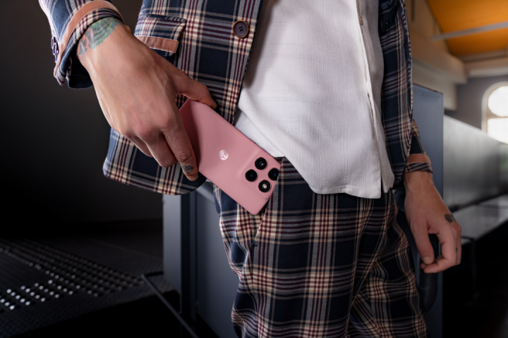 【Motorola新聞照片4】motorola edge 60 fusion獲Pantone認證 搭配全新四曲面螢幕 成就「美」的極限.png 【Motorola新聞照片4】motorola edge 60 fusion獲Pantone認證 搭配全新四曲面螢幕 成就「美」的極限.png
