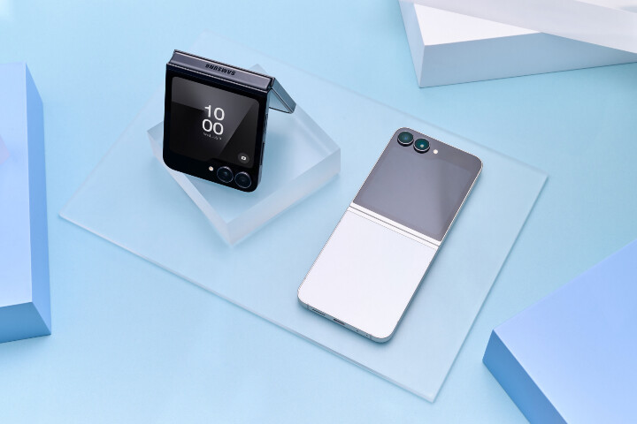 003-family-galaxy-zflip7-fe-black-zflip7-fe-white.jpg 003-family-galaxy-zflip7-fe-black-zflip7-fe-white.jpg