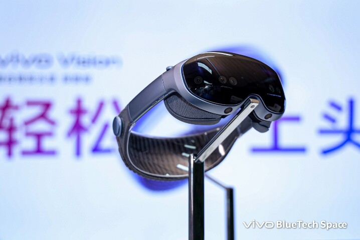 【vivo新聞照片5】vivo推出較業界體積縮小26%、近一半重量的全新vivo Vision混合實境頭戴裝置探索版.jpg 【vivo新聞照片5】vivo推出較業界體積縮小26%、近一半重量的全新vivo Vision混合實境頭戴裝置探索版.jpg
