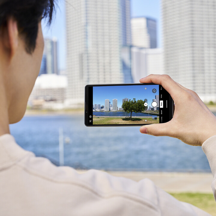 圖2) Xperia 10 VII新增實體快門按鈕，可快速啟動相機拍攝、不錯過精彩瞬間。.jpg