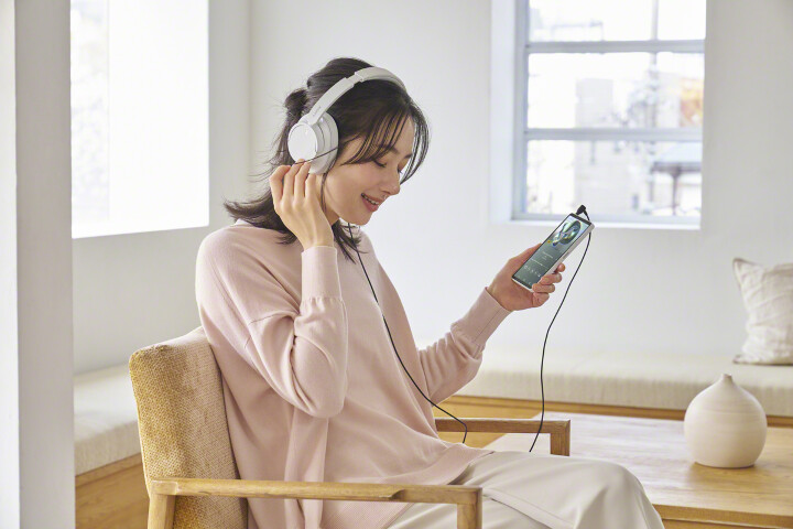 圖5) Xperia 10 VII 保有可享受高音質音樂表現的 3.5mm插孔、便利使用的免退卡針sim卡槽與micro SD卡擴充功能經典設計。.jpg
