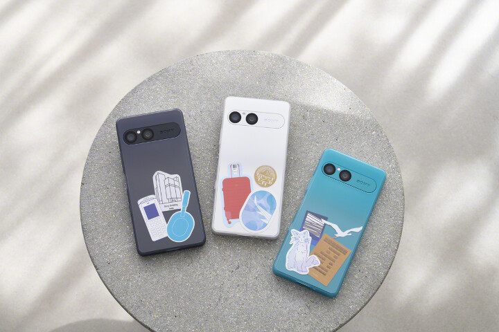 圖6) Xperia 10 VII 日系簡約新設計，可搭配原廠抗黃化透明漸層保護背蓋 (另售，型號 XQZ-CBFE)，將喜愛的明星、動漫人物卡片與貼紙或幸運符等放置於手機與保護殼夾層中，即可展現品味獨具的個性化風格。.jpg