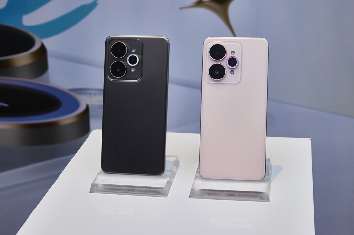 【新聞照片】realme 15 5G「鈦空灰」與「光織粉」配備12GB+256GB大容量組合，建議售價NT$10,990，則將於11月7日正式開賣。.jpg