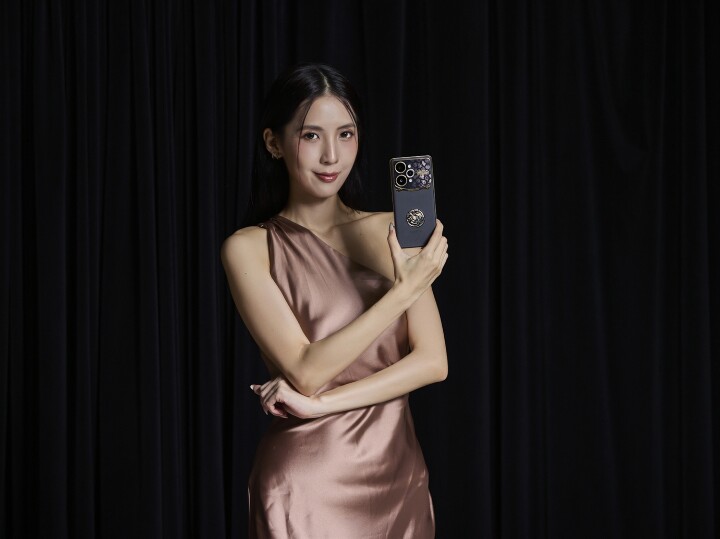 【新聞照片】realme在聯名手機外觀設計上更展現極致工藝。鏡頭邊框刻有「WINTER IS COMING」與「HEAR ME ROAR」金色字樣；鏡頭模組外圈印有「FIRE AND BLOOD」並以浮雕龍爪與家族徽章點綴，體現冰與火共存的力量美學。.jpg