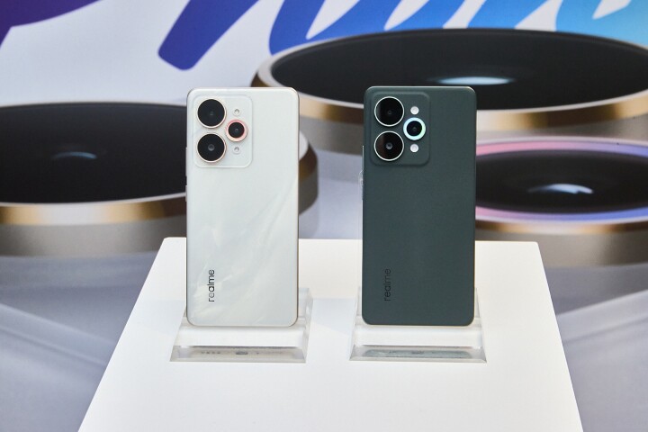 【新聞照片】realme 15 Pro「月輝銀」、「星森綠」配備12GB+256GB大容量組合，建議售價NT$13,990，將於10月31日正式上市。.jpg