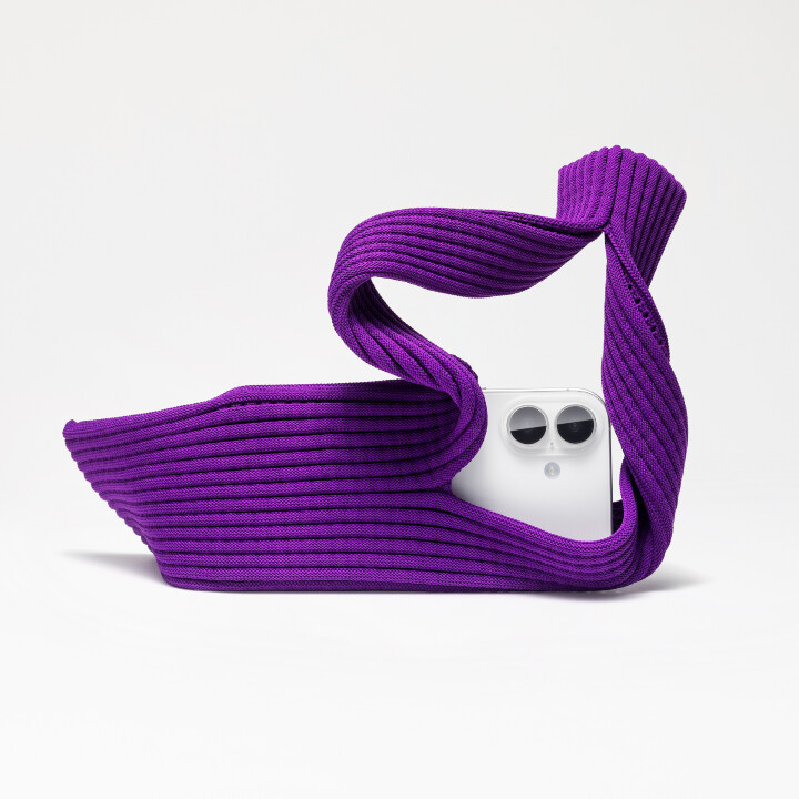 Apple-iPhone-Pocket-and-ISSEY-MIYAKE-purple-with-iPhone-17-02.jpg