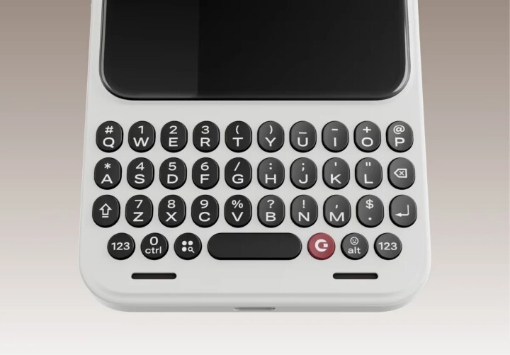 Clicks 不只做鍵盤殼！首款手機「Communicator」致敬黑莓，還有磁吸式 Power Keyboard 保護殼配件
