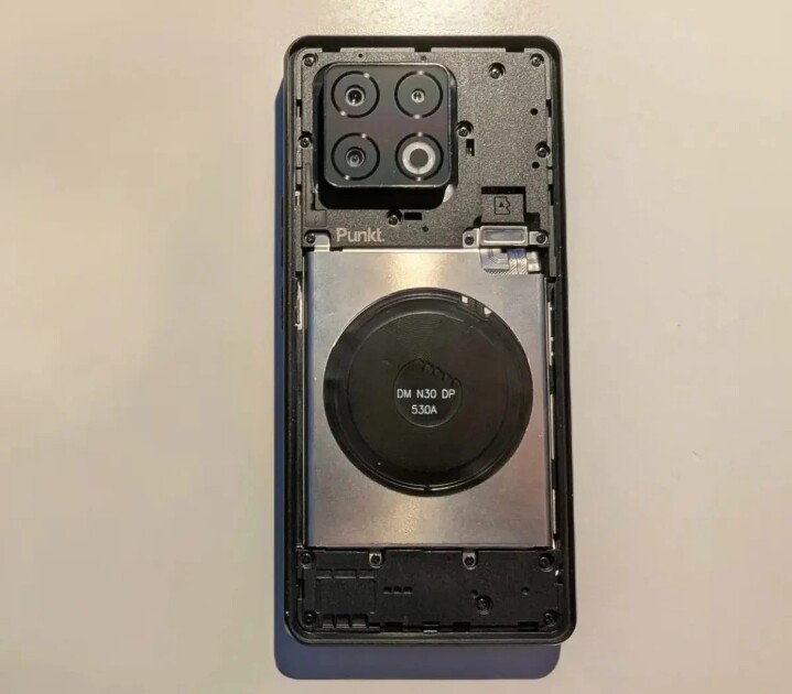 瑞士 Punkt 推出新款極簡手機 MC03！主打「隱私分流」系統與可換電池，聯手 Proton 打造資安堡壘