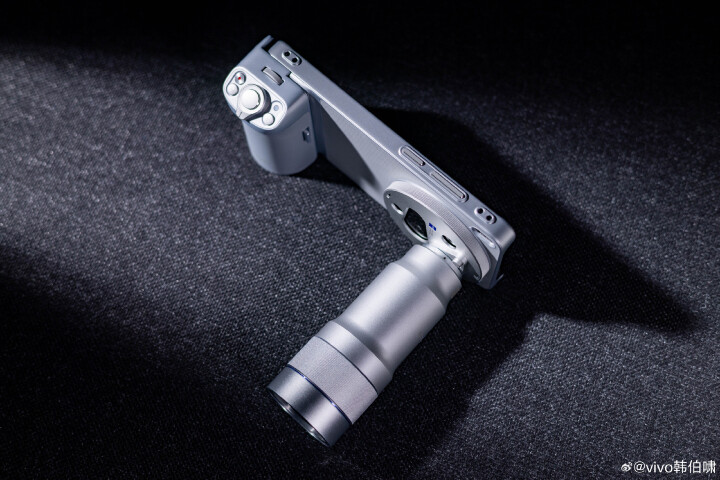 vivo X300 Ultra 搭載 400mm 增距鏡提前亮相！