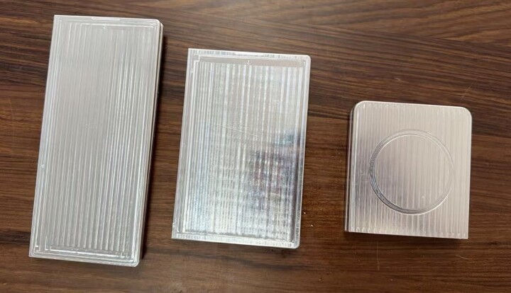 三星三款摺疊機模型機現身，寬版 Z Fold8 機身尺寸比一比