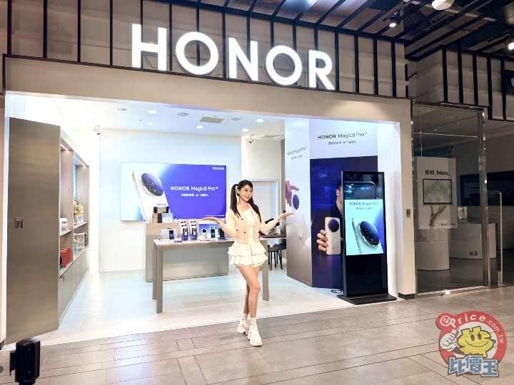HONOR 三創體驗店開幕　啦啦隊女神李雅英親自交貨預購用戶