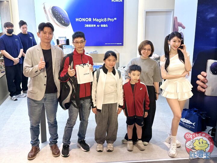 HONOR 三創體驗店開幕　啦啦隊女神李雅英親自交貨預購用戶