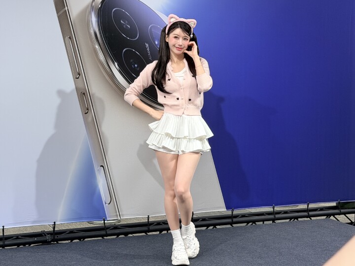 HONOR 三創體驗店開幕　啦啦隊女神李雅英親自交貨預購用戶