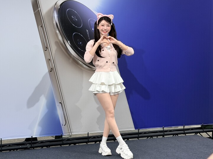 HONOR 三創體驗店開幕　啦啦隊女神李雅英親自交貨預購用戶