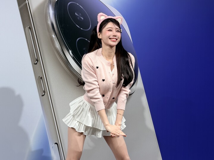 HONOR 三創體驗店開幕　啦啦隊女神李雅英親自交貨預購用戶