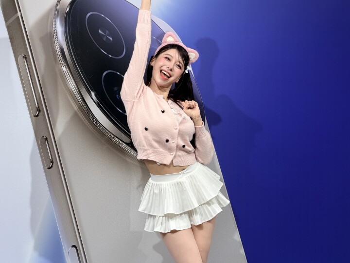 HONOR 三創體驗店開幕　啦啦隊女神李雅英親自交貨預購用戶