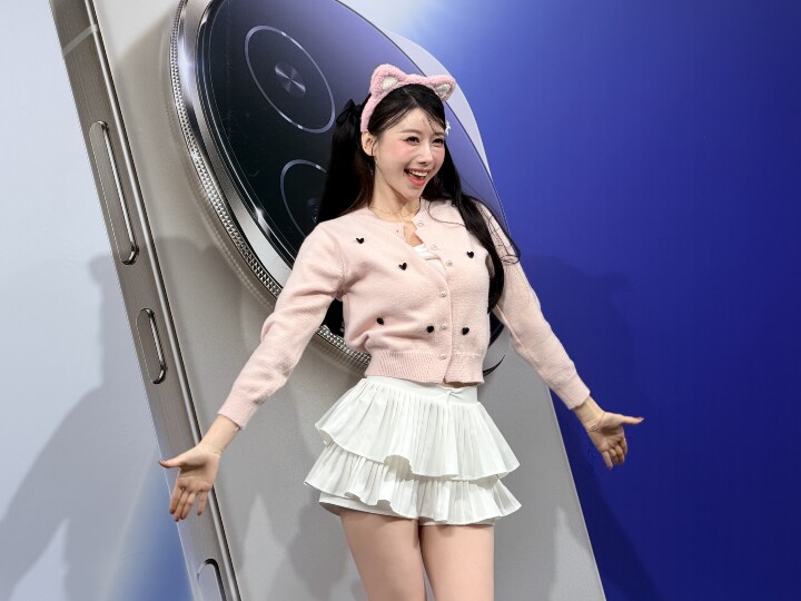 HONOR 三創體驗店開幕　啦啦隊女神李雅英親自交貨預購用戶