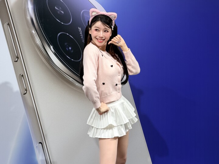 HONOR 三創體驗店開幕　啦啦隊女神李雅英親自交貨預購用戶