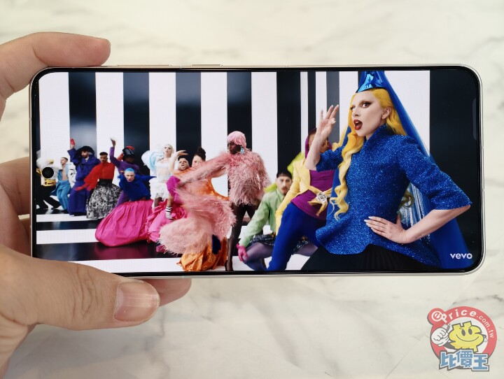 vivo 首款超旗艦登台：X300 Ultra 外觀、影音、性能、續航、相機、開箱實測
