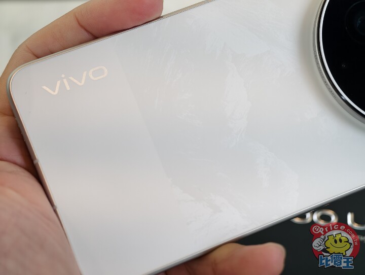 vivo 首款超旗艦登台：X300 Ultra 外觀、影音、性能、續航、相機、開箱實測