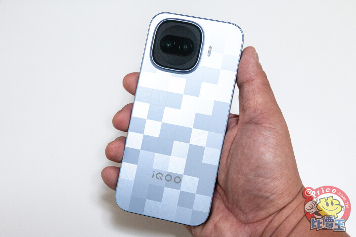iQOO 15R 開箱動手玩：不用兩萬元，就能體驗強悍效能與非常持久的電池續航力！