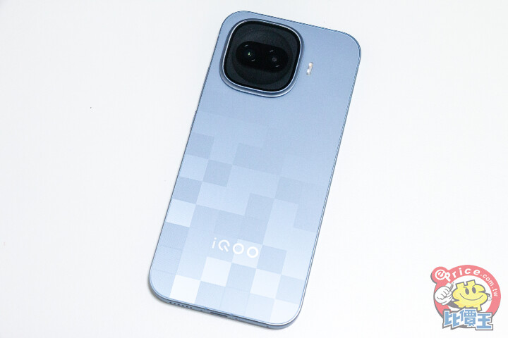 iQOO 15R 開箱動手玩：不用兩萬元，就能體驗強悍效能與非常持久的電池續航力！