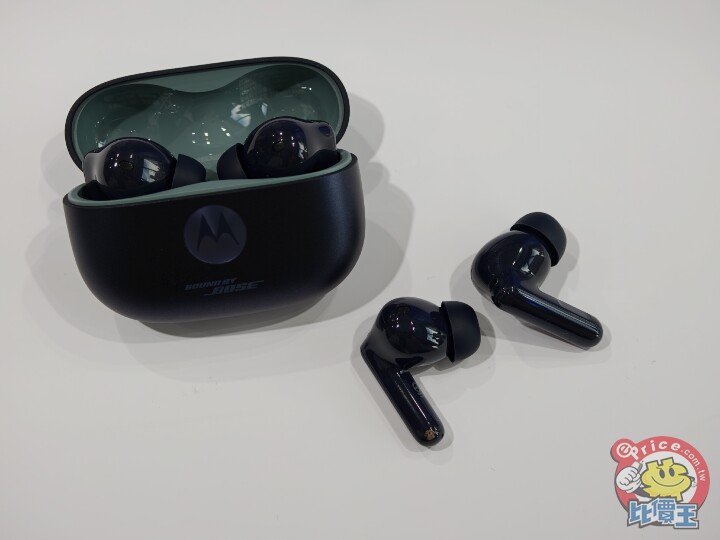 Motorola 首款大摺手機 razr fold 登台　49,988 元起 6 月開賣