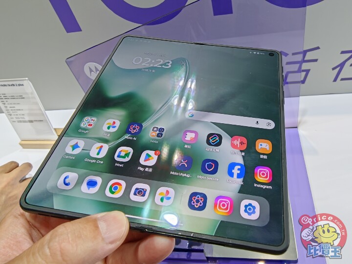 Motorola 首款大摺手機 razr fold 登台　49,988 元起 6 月開賣